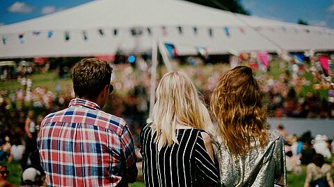 Mensen op een feest, van de rug af gezien