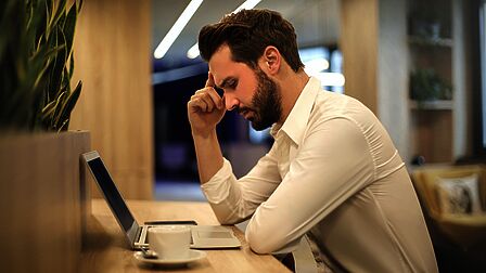 Martijn Rietsveld bekijkt iconen op zijn laptop